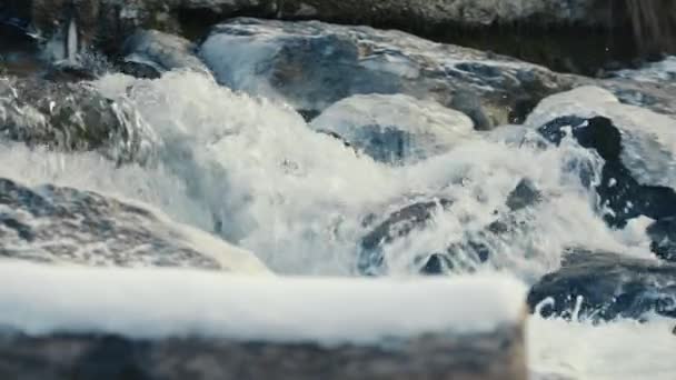 Río Congelado Que Fluye Entre Piedras Grandes Plano Medio Cámara — Vídeos de Stock