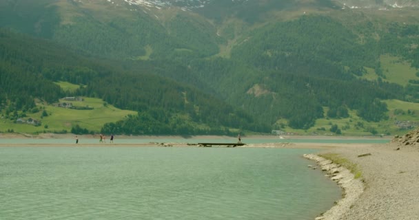 Full Shot People Walking Small Bridge Reschensee Bright Sunny Day — Stok video