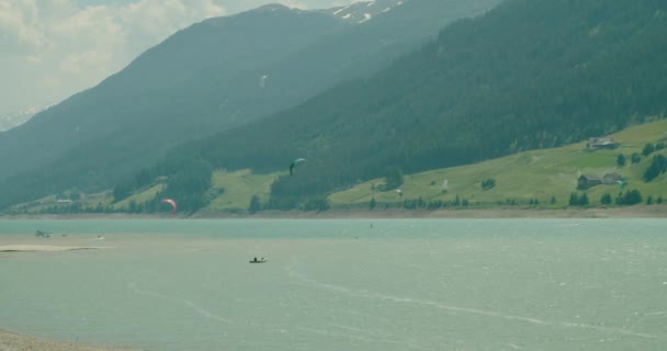 Totale Aufnahme Blick Auf Das People Kite Boarding Inmitten Des — Stockvideo