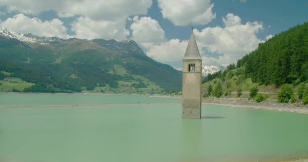 Full Shot People Walking Sandbar Kirchturm Von Altgraun Italy Reschensee — Stok video