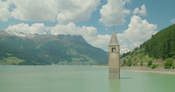 Full Shot Scenic View Kirchturm Von Altgraun Italy Reschensee Mountain — Stok video