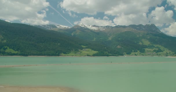 Full Shot Scenic View People Walking Sun Bar Reschensee Lake — Αρχείο Βίντεο