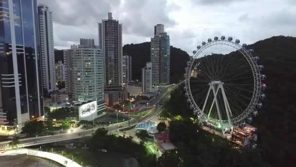 Hillside Evening Cityscape Modern Ferris Wheel Balneario Camboriu Santa Catarina — Stock video