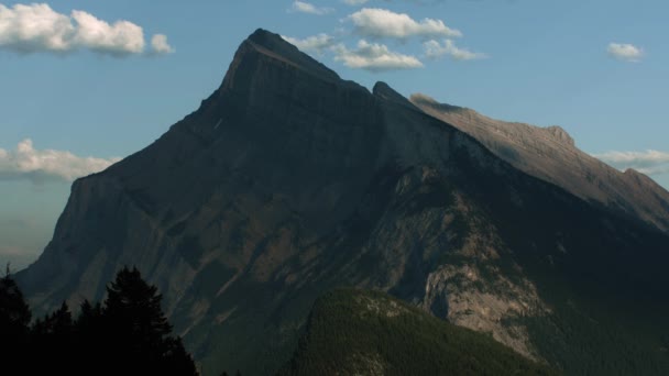 Banff Mount Rundle Wieczorem — Wideo stockowe