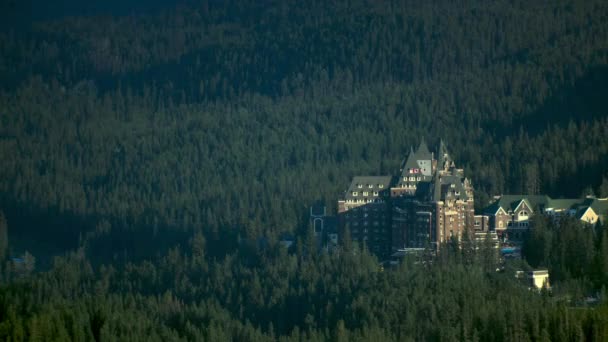 Castello Banff Con Foresta Montagna — Video Stock