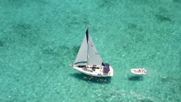 Navigating White Yacht Small Motorboat Tropic Islands Bahamas Summer Florida — Vídeo de Stock