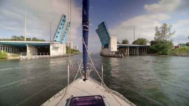 Sailboat Cruising Drawbridge Intracoastal Waterway Florida Pov — 图库视频影像