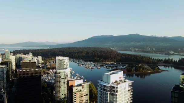 Metraje Aéreo Aviones Tripulados Edificios Del Centro Vancouver Una Hermosa — Vídeos de Stock