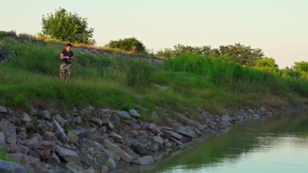 Man Fishing Siret River Roménia Tiro Largo — Vídeo de Stock