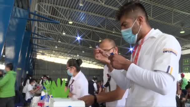 Three Medics Preparing Covid Vaccine Mexico City — Video