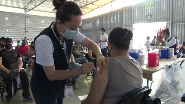 Latin Nurse Aplyying Covid Vaccine Woman — Vídeo de Stock
