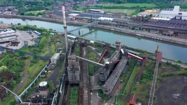 Luftfoto Forladt Stålfabrik Med Urbane Baggrund Ved Siden Flod Motorvej – Stock-video