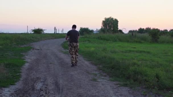 Back View Man Farming Tools Walking Dirt Road Fields Sunset — Video Stock