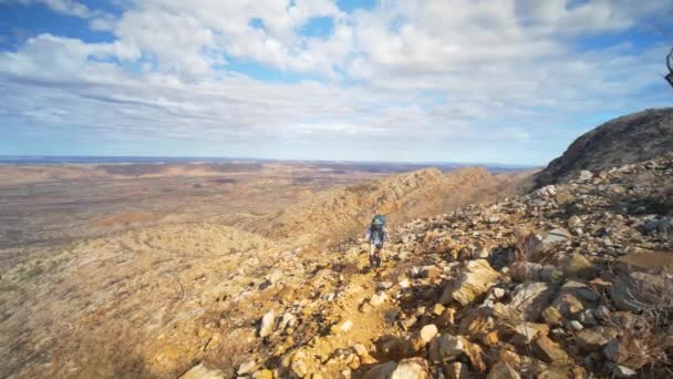 Pan Verleden Wandelaar Rotsachtige Woestijn Landschap Centraal Australië — Stockvideo