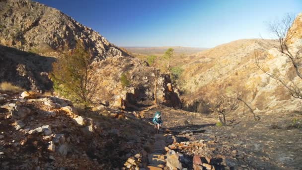 Hiker Climbs Stairs Camera Rugged Australian Landscape — 图库视频影像