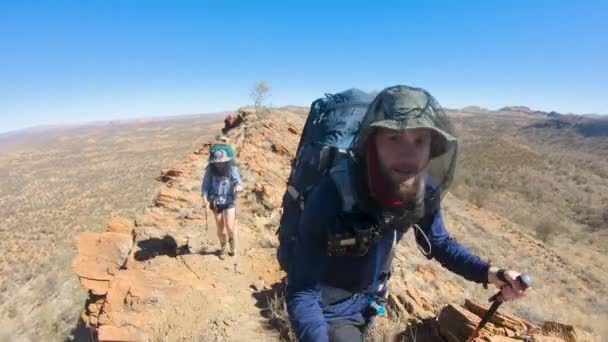 Hikers Walk Steep Ridge Overlooking Vast Open Landscape Central Australia — Vídeos de Stock