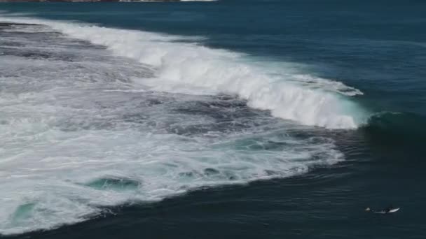 Nagranie Lotnicze Surferów Przemierzających Fale Jakes Point Western Australia — Wideo stockowe