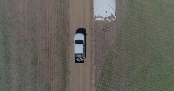 Luftaufnahme Eines Geländewagens Der Mit Silosäcken Auf Der Straße Durch — Stockvideo