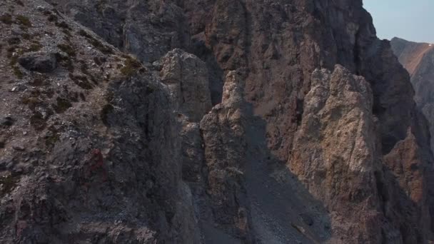 Rock Formation Mountain Range Pan Sunny Day — Vídeo de stock