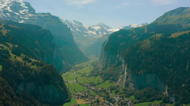 Summer Swiss Valley Scenic Alps Mountains Aerial Panorama — Vídeo de Stock