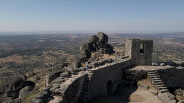 Unique Aerial View Monsanto Castle Portugal Tourist Woman Walking Walls — 图库视频影像