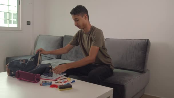 Teen Put His Things His Backpack Center Table Living Room — Αρχείο Βίντεο