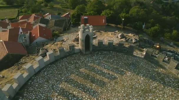Drone Pans Tower Ramparts Folgosinho Castle — Vídeo de Stock