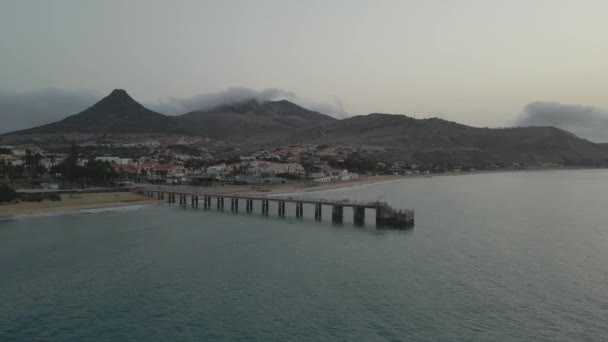 Drone Pans Pier Grey Clouds Roll Mountains Morning — Vídeo de Stock