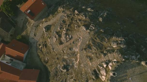 Беспилотник Опускается Над Каменной Дорожкой Замке Фолгосинью Португалии — стоковое видео