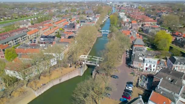 Tilt Aerial View Foot Bridge Canal Vreeswijk Utrecht — ストック動画