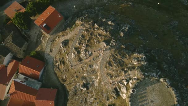 Drone Captures Group Tourists Hikes Stone Folgosinho Castle Top Position — 图库视频影像