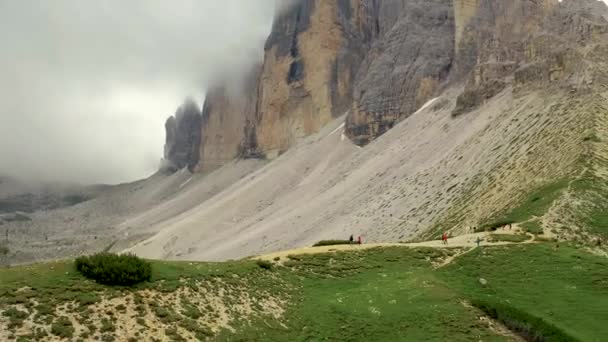 Hiking Iconic Cloud Covered Three Peaks Mountain Dolomites — Vídeo de Stock