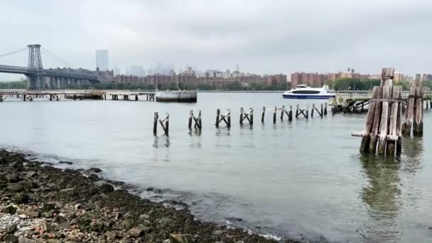 North Williamsburg Ferry Terminal Gloomy Morning Watching East River Ferry — Stockvideo