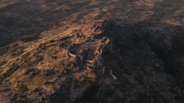 Epic Aerial View Monsanto Fortress Ruins Sunrise Portugal — Vídeos de Stock
