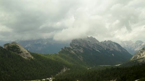 Дождливые Облака Движутся Над Красивым Горным Хребтом Доломиты Италия — стоковое видео
