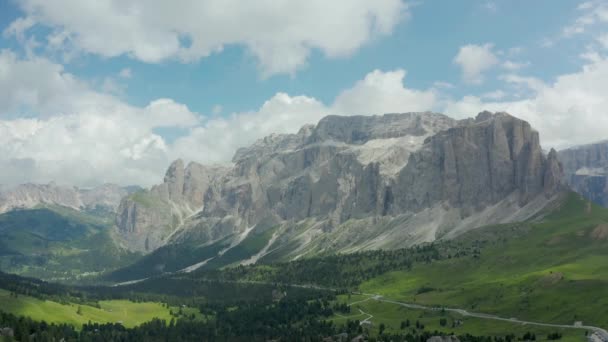 Panorama Lotnicza Szczyty Górskie Otoczone Zielonymi Łąkami Dolomity — Wideo stockowe