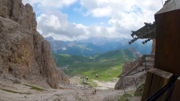 Timelapse Coffin Cable Car Lift Sassolungo Dolomites Italy — стоковое видео