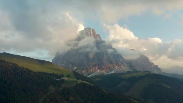 Bewolkte Bergtop Sassolungo Bij Zonsondergang Dolomieten Zuid Tirol — Stockvideo