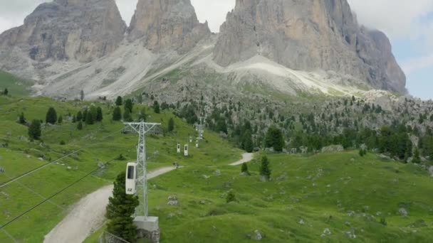 Cable Car Lifts Hikers Summit Rocky Mountain Dolomites Tyrol — ストック動画