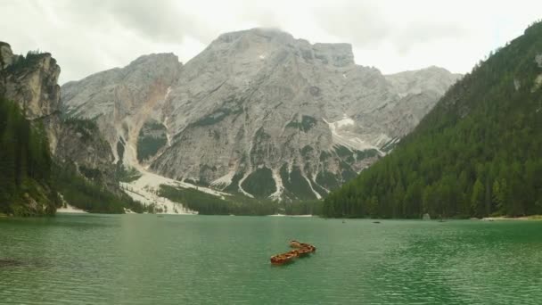 Łodzie Jeziorze Lago Braies Dolomitach Tyrol Południowy Włochy — Wideo stockowe