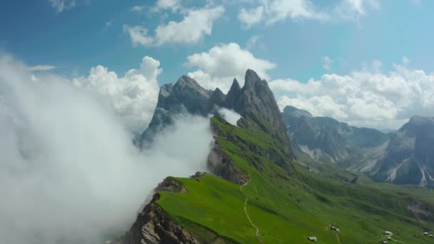 Drone Volare Dentro Nuvole Seceda Dolomiti Alpi Italiane Tiro Transizione — Video Stock
