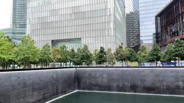 Panning Shot Ground Zero National September Memorial Waterfall One World — Vídeo de stock