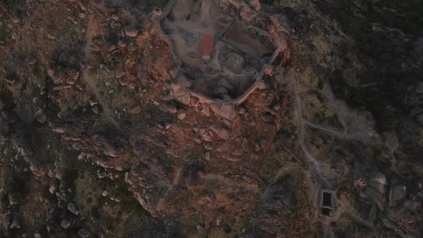 Ruiny Zamku Monsanto Wschodzie Słońca Portugalia Aerial Top Forward — Wideo stockowe
