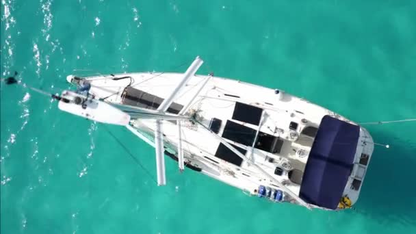 Birdseye Aerial View Sailboat Anchored Turquoise Tropical Sea Top Drone — Stockvideo