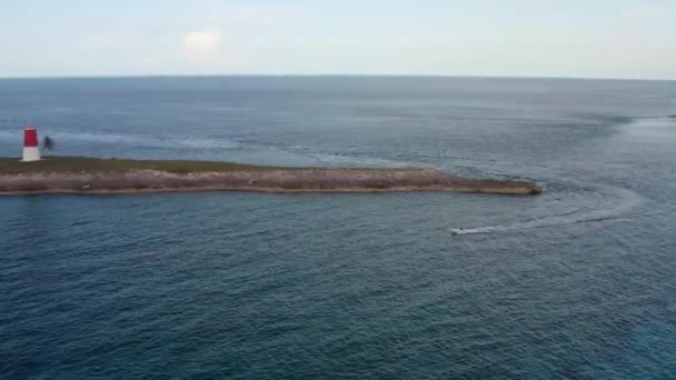 Aerial Speedboat Sailing Cape Lighthouse Bimini Bahamas Drone Tracking Shot — Wideo stockowe