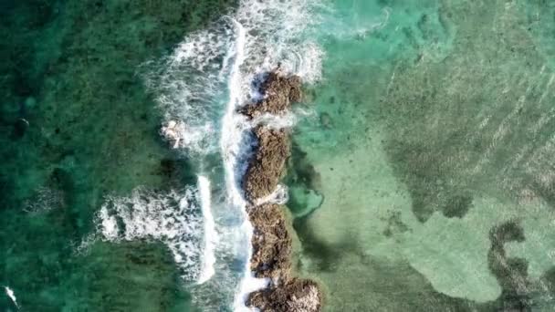 Birdseye Aerial View Tropical Sea Waves Breaking Small Rocky Islet — Stok video