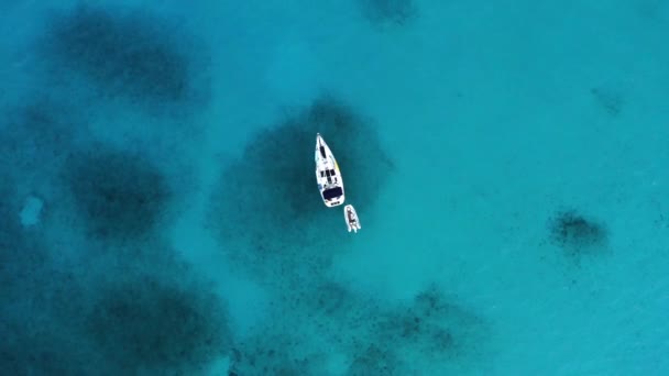 Birds Eye Aerial View Deserted Sailboat Motorboat Turquoise Waters Caribbean — Stock videók