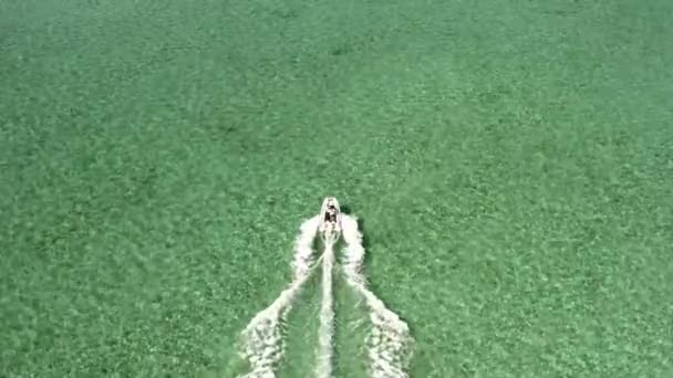 Motorboat Sailing Turquoise Tropical Sea Water Birdseye Tracking Drone Aerial — Stock videók