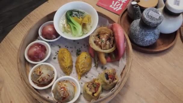 Asian Cuisine Chinese Food Vegan Dumpling Wonton Bao Platter Dimsum — Stock video