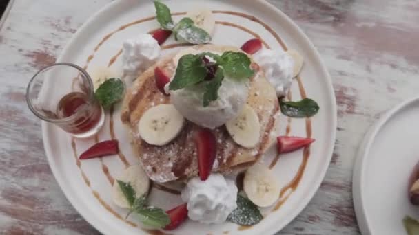 Himmlisch Vegane Pflanzliche Frühstückspfannkuchen Mit Früchten Und Ahornsirup — Stockvideo